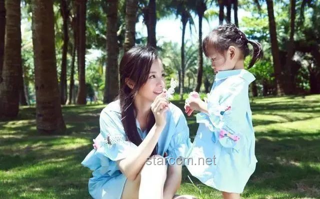 双胞胎感恩跪谢，传统与创新交融的温情启示