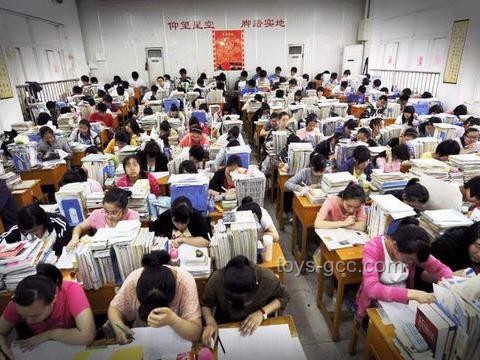 双胞胎考场外跪谢爷爷：感恩教育实操指南