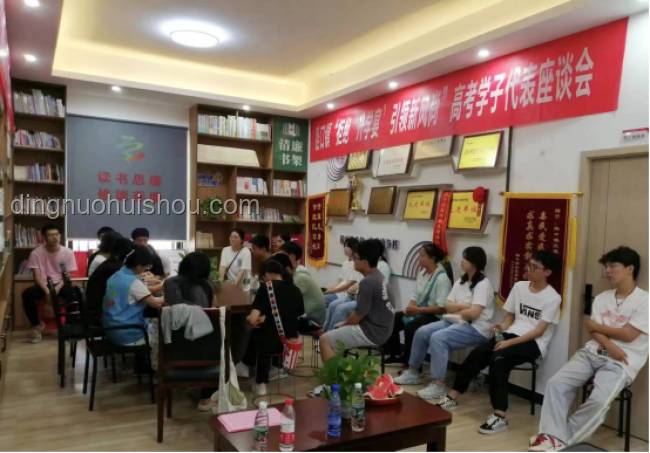 高考励志新风尚：挑行李回家女生现象未来趋势预测