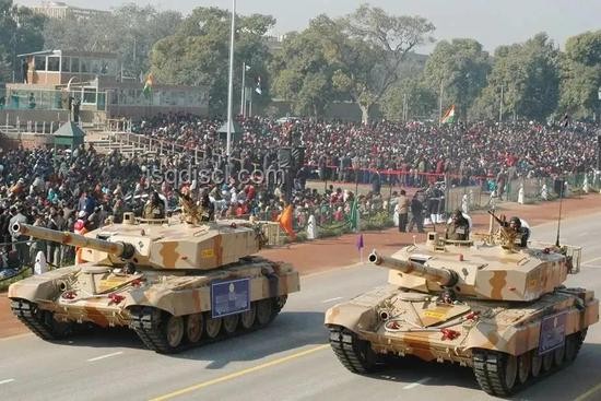 阅兵同日全美爆发“反对国王”抗议：深度解析特朗普政府面临的挑战